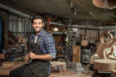 Gitar Luthier 'in portresi atölye, sanat ve zanaat konseptinde küçük işletme sahibi