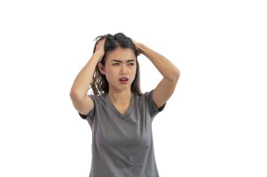 Sağlıksız Asyalı kadın baş ağrısı, beyaz arka plan, sağlık ve sağlık sigortası, sağlıksız durum ve hastalık kavramına izole edilmiş.