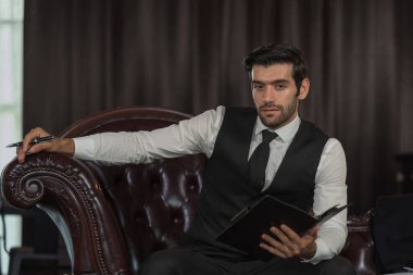 Takım elbiseli, yakışıklı, kendine güvenen iş adamının portresi.