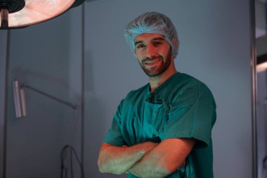 Yakışıklı doktor cerrahın portresi ameliyathanede duruyor.