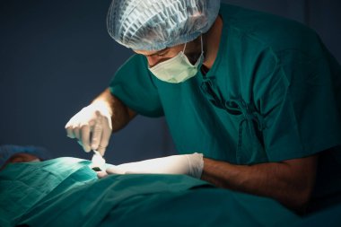 Ameliyathanede çalışan yakışıklı bir cerrahın portresi.