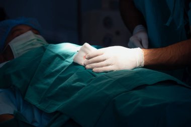 Profesyonel doktorlar ameliyathane, sağlık ve sağlık hizmetlerinde ameliyat yapıyorlar.