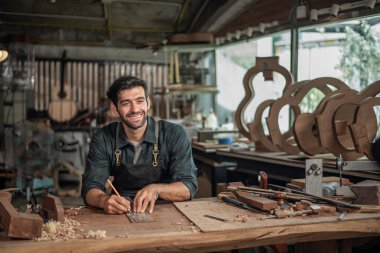 Luthier klasik gitar, sanat ve zanaat konseptinden bir incir başı yapıyor.