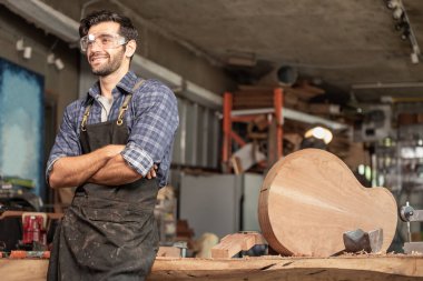 Gitar Luthier 'in portresi atölye, sanat ve zanaat konseptinde küçük işletme sahibi