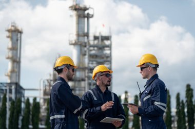 Rafineri endüstrisi, petrol ve gaz rafinerisi fabrikasında tabletle çalışan mühendis, Petrokimya fabrikası
