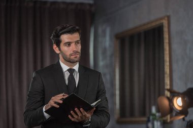 Takım elbiseli, yakışıklı, kendine güvenen iş adamının portresi.