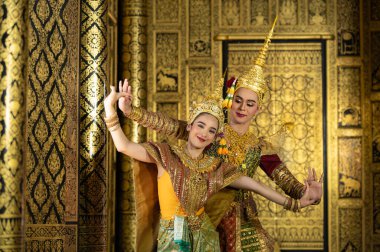 Pantomim (Khon) Tayland 'ın başkenti Ayutthaya' da Wat Phra Khao 'da Tayland tablolarının bir arkaplanı ile geleneksel Tayland klasik maskeli oyun sahneleridir.