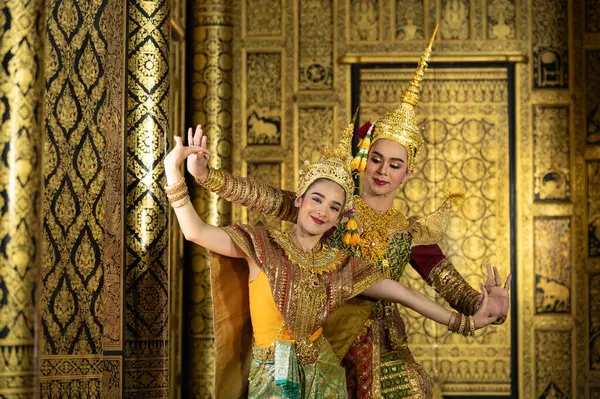Pantomim (Khon) Tayland 'ın başkenti Ayutthaya' da Wat Phra Khao 'da Tayland tablolarının bir arkaplanı ile geleneksel Tayland klasik maskeli oyun sahneleridir.