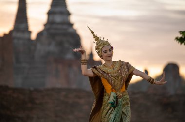 Pantomim (Khon) Wat Phra Si Santhe, Ayutthaya, Tayland 'da halka açık bir yerde Ramakien' den (Ramayana) geleneksel Tayland klasik maskeli oyun sahneleri.