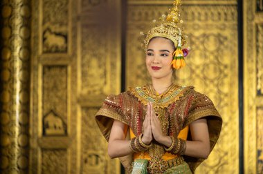Pantomim (Khon) Tayland 'ın başkenti Ayutthaya' da Wat Phra Khao 'da Tayland tablolarının bir arkaplanı ile geleneksel Tayland klasik maskeli oyun sahneleridir.