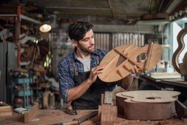 Klasik gitar yapma süreci, Luthier 'in gitar yaratması ve geleneksel olarak aletleri kullanması.