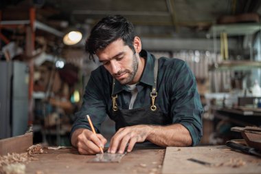 Luthier klasik gitar, sanat ve zanaat konseptinden bir incir başı yapıyor.