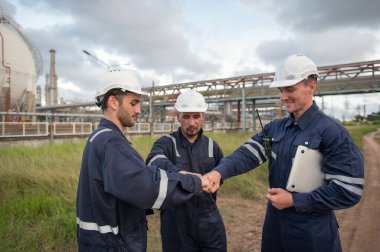 Rafineri endüstrisi, endüstriyel üretim, petrol ve gaz rafinerisi fabrikası, Petrokimya fabrikası