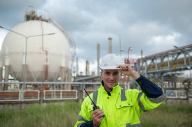 Rafineri endüstrisi, endüstriyel üretim, petrol ve gaz rafinerisi fabrikası, Petrokimya fabrikası