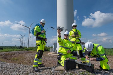 Rüzgâr Türbini İnsansız Hava Aracı Denetim Bakım ve Onarım Teknisyeni, Mühendis Ekibi. Rüzgar türbini çiftliğinde bakım, temizlik, güç jeneratörü sistemi.