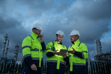 Rafineri endüstrisi, petrol ve gaz rafinerisi fabrikasında tabletle çalışan mühendis, Petrokimya fabrikası