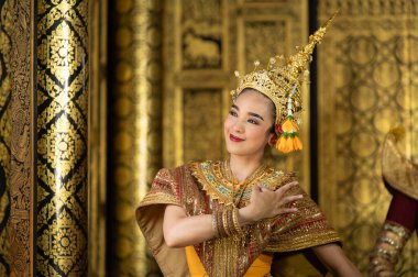 Pantomim (Khon) Tayland 'ın başkenti Ayutthaya' da Wat Phra Khao 'da Tayland tablolarının bir arkaplanı ile geleneksel Tayland klasik maskeli oyun sahneleridir.