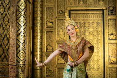 Pantomim (Khon) Tayland 'ın başkenti Ayutthaya' da Wat Phra Khao 'da Tayland tablolarının bir arkaplanı ile geleneksel Tayland klasik maskeli oyun sahneleridir.
