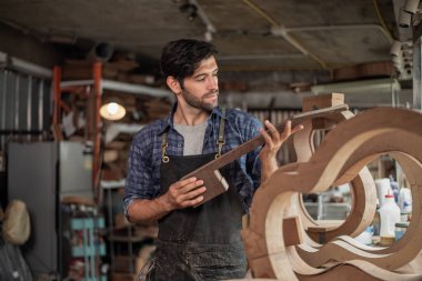 Luthier klasik bir gitar, sanat ve zanaat konsepti üzerinde çalışıyor.