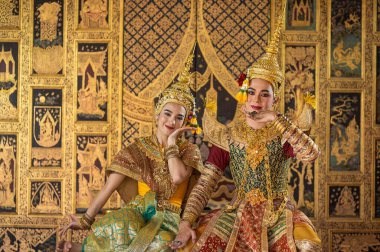 Pantomim (Khon) Tayland 'ın başkenti Ayutthaya' da Wat Phra Khao 'da Tayland tablolarının bir arkaplanı ile geleneksel Tayland klasik maskeli oyun sahneleridir.