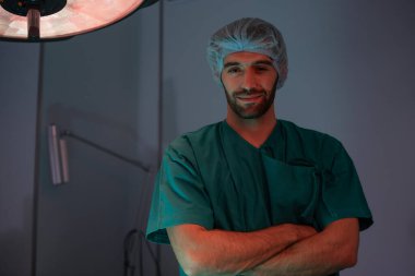 Yakışıklı doktor cerrahın portresi ameliyathanede duruyor.