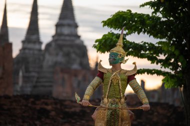 Pantomim (Khon) Wat Phra Si Santhe, Ayutthaya, Tayland 'da halka açık bir yerde Ramakien' den (Ramayana) geleneksel Tayland klasik maskeli oyun sahneleri.