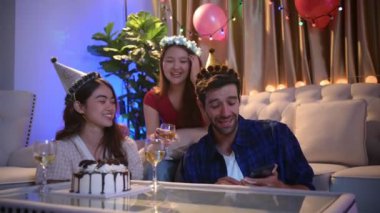 Bir grup arkadaş evlerinde doğum günü partisi veriyor, birlikte eğleniyorlar.