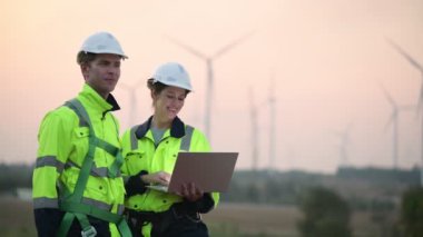 Rüzgar türbini çiftliğinde çalışan mühendisler, rüzgar türbinleri temiz enerji kaynağı, elektrik ve sanayi çevresi için eko teknolojisi üretiyor.