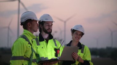Rüzgar türbini çiftliğinde çalışan mühendisler, rüzgar türbinleri temiz enerji kaynağı, elektrik ve endüstri çevresi için eko teknolojisi üretiyor.