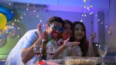 Bir grup arkadaş evlerinde eğleniyor, kutluyorlar, tatillerde kutlama yapıyorlar.