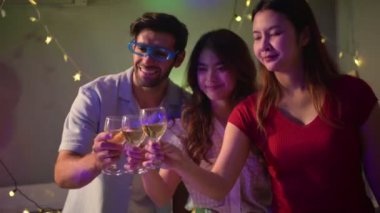 Arkadaşlar evlerinde eğleniyorlar, kutlama yapıyorlar, tatillerde kutlama yapıyorlar.