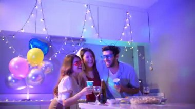 Bir grup arkadaş evlerinde eğleniyor, kutluyorlar, tatillerde kutlama yapıyorlar.