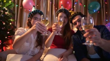 Arkadaşlar evlerinde parti yaparlar, müzikle ilgilenirler, birlikte eğlenirler, kutlamalarda alkol içerler, tatillerde kutlama yaparlar.