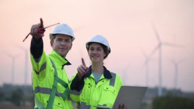 Rüzgar türbini çiftliğinde çalışan mühendisler, rüzgar türbinleri temiz enerji kaynağı, elektrik ve sanayi çevresi için eko teknolojisi üretiyor.