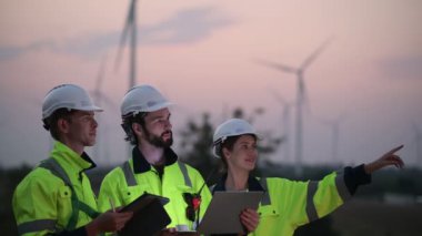 Rüzgar türbini çiftliğinde çalışan mühendisler, rüzgar türbinleri temiz enerji kaynağı, elektrik ve sanayi çevresi için eko teknolojisi üretiyor.