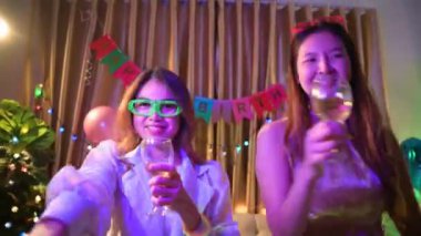 Arkadaşlar evlerinde eğleniyorlar, kutlama yapıyorlar, tatillerde kutlama yapıyorlar.