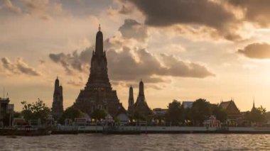 Wat Arun Ratchawararam 'ın (Şafak Tapınağı) günbatımında, Bangkok, Tayland' ın ünlü yerlerinden biri,
