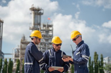 Rafineri endüstrisi, endüstriyel üretim, petrol ve gaz rafinerisi fabrikası, Petrokimya fabrikası