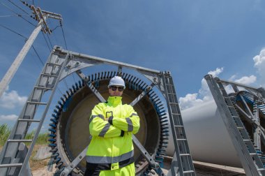 Rüzgâr türbini bakım ve onarım teknisyeni, mühendis türbinleri kontrol ediyor. Rüzgar türbini çiftliğinde bakım ve temiz güç jeneratörü sistemi çalışıyor.