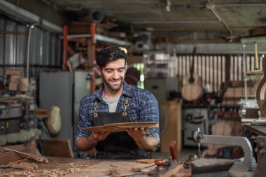 Klasik gitar yapma süreci, Luthier 'in gitar yaratması ve geleneksel olarak aletleri kullanması.