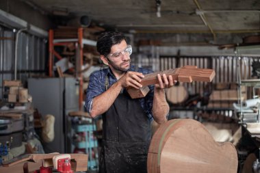 Luthier klasik bir gitar, sanat ve zanaat konsepti üzerinde çalışıyor.
