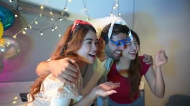Arkadaşlar evlerinde eğleniyorlar, kutlama yapıyorlar, tatillerde kutlama yapıyorlar.