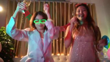 Arkadaşlar evlerinde eğleniyorlar, kutlama yapıyorlar, tatillerde kutlama yapıyorlar.