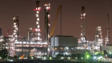 Petrol ve gaz rafineri kuleleri güneş doğarken, petrol ve kimya fabrikalarında petrol ve rafineri kuleleri