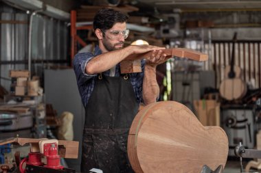 Luthier klasik bir gitar, sanat ve zanaat konsepti üzerinde çalışıyor.