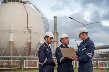 Rafineri endüstrisi, endüstriyel üretim, petrol ve gaz rafinerisi fabrikası, Petrokimya fabrikası