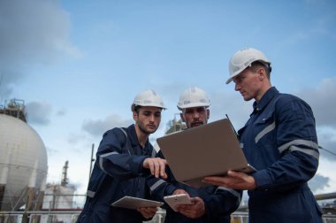 Rafineri endüstrisi, endüstriyel üretim, petrol ve gaz rafinerisi fabrikası, Petrokimya fabrikası