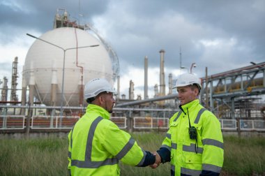 Rafineri endüstrisi, endüstriyel üretim, petrol ve gaz rafinerisi fabrikası, Petrokimya fabrikası