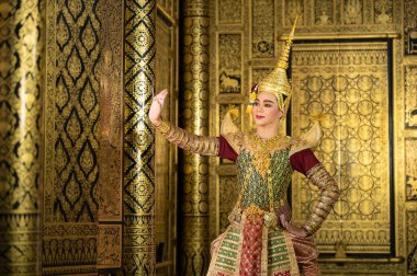 Pantomim (Khon) Tayland 'ın başkenti Ayutthaya' da Wat Phra Khao 'da Tayland tablolarının bir arkaplanı ile geleneksel Tayland klasik maskeli oyun sahneleridir.