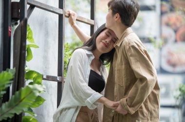 Mutlu Asyalı lezbiyen lgbtq çifti aşıklar, birlikte vakit geçiriyorlar.